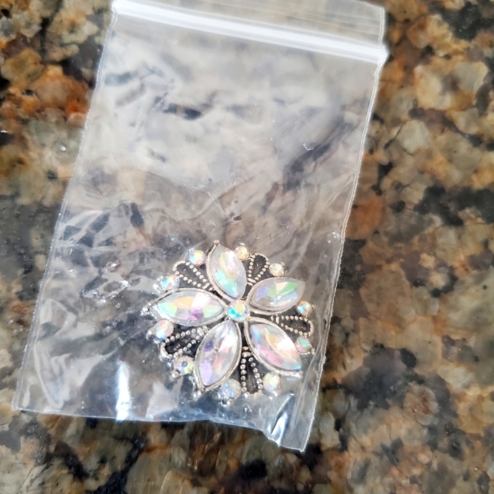 Beautiful crystal flower pendant necklace